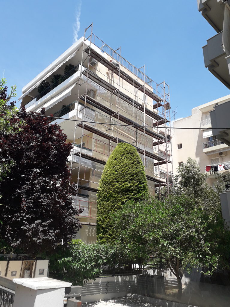 Επισκευή πολυκατοικίας με σκαλωσιές