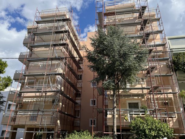 Ανακαίνιση όψεων πολυκατοικίας στην Βάρκιζα