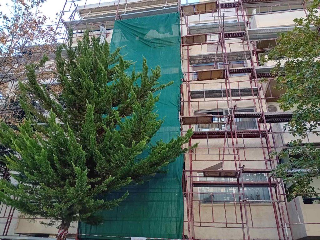 Βάψιμο πολυκατοικίας με airless