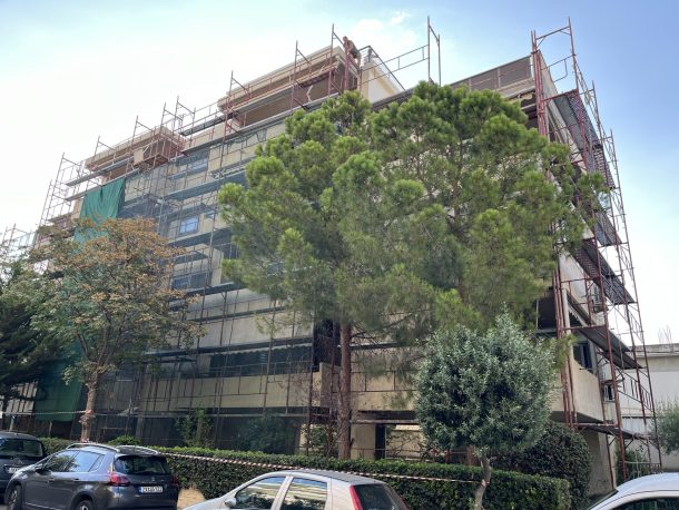 Βάψιμο πολυκατοικίας με airless στα Βριλήσσια