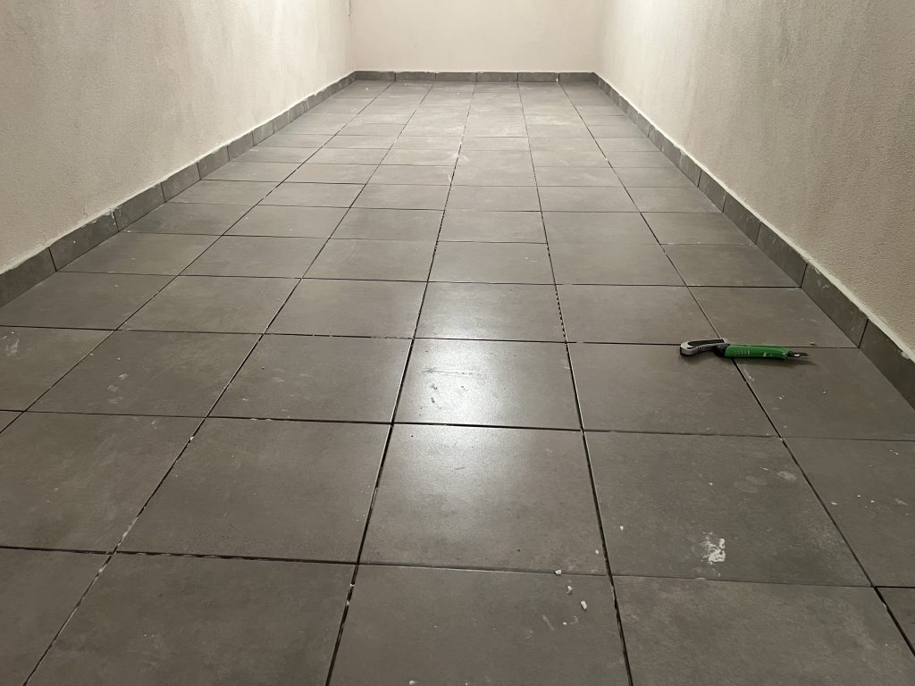 Τοποθέτηση πλακιδίων πάνω απο μεμβράνη αποσύμπλεξης